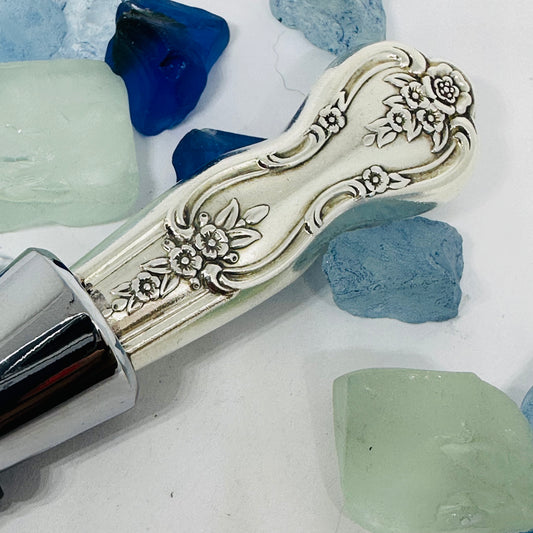 “Inspiration-Magnolia“ Vintage Silverware Bottle Stopper | 1951 | Up-Cycled Wine Stopper | Silverware Bottle Closure | Antique Knife Handle Wine Plug